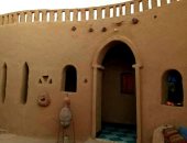 تتوه فيها وانت مبسوط ومرتاح نفسيا.. أشهر مدن الوادى الجديد الإسلامية الأثرية وأكثرها جذبا للسياح وعشاق العمارة.. القصر وبلاط عمرهما يزيد على 6 قرون تعتمدان على عمارة المتاهة وثقافة الاحتماء وإرهاق الغزاة.. صور