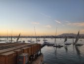 لحظات غروب الشمس فى آخر ليالى 2025 ومتعة السائحين فى الأقصر.. فيديو