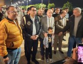 طفل يمدح فى حب رسول الله على كورنيش النيل يبهج محافظ الأقصر.. فيديو