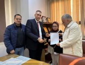 وزير العمل يستجيب لاستغاثة سيدة من المحلة والوزارة تسلمها عقد عمل بشركة ملابس