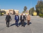 محافظ شمال سيناء يتفقد معبرى رفح والعوجة لمتابعة دخول المساعدات لغزة