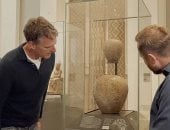 قطع أثرية تكشف أصول مصر القديمة فى معرض متحف أشموليان