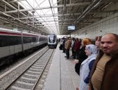 رحلة يومية بروح عصرية.. الزحام على «القطار الكهربائى» يخطف الأنظار فى مدن شرق القاهرة
