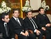 سلاف فواخرجي وأحمد رزق ووزير الشباب والرياضة فى عزاء والدة هاني رمزى