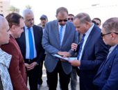 على مساحة 11 فدانا.. محافظ سوهاج يتفقد موقع مصنع الطوب الأسمنتى غرب جرجا