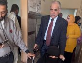 رئيس جامعة أسوان يطمئن على طلاب التمريض بعد تعرضهم لحادث قبل الامتحان