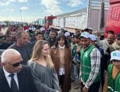 أنجلينا جولى تتفقد معبر رفح وسط اصطفاف قوافل المساعدات المصرية