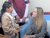 أنجلينا جولى لطفلة من غزة: أنت شجاعة لو كنت مكانك كنت سأرتعد خوفا.. فيديو