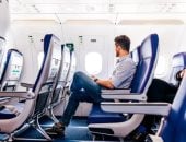 لماذا تختار بعض شركات الطيران المقاعد الزرقاء؟.. مش هتصدق السبب