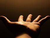 تفسير حلم إلقاء الأشياء.. إطلاق المشاعر السلبية وتخلى عن الأعباء