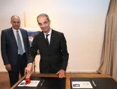 وزير الاتصالات يتفقد أجنحة معرض الرواد السنوى ويدشن طابع بريد تذكاري