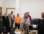 نائب محافظ الوادي الجديد تتفقد صندوق استصلاح الأراضي بمجمع المصالح