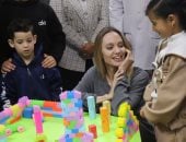 أنجلينا جولي تترك السجادة الحمراء وتجلس على الأرض لدعم أطفال غزة.. صور