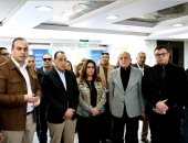 رئيس الوزراء يلتقط صورة تذكارية مع طلبة مدرسة التمريض بمستشفى الكرنك بالأقصر