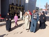 مسن على عكاز يدلى بصوته فى جولة إعادة انتخابات مجلس النواب بالمنيا