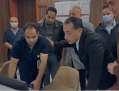 هات كده حالة ورينى النظام.. مدبولى يستعرض منظومة المرضى بمجمع الأقصر الطبى