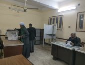 السيدات يتوافدن بأطفالهم للتصويت انتخابات مجلس النواب بالأقصر.. صور