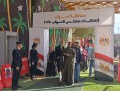 استمرار التصويت.. توافد الناخبين على لجنة 8 بمركز أسوان.. فيديو