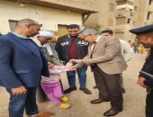 شيكولاته هدية من مدير أمن الأقصر لطفلة أمام لجان انتخابات مجلس النواب