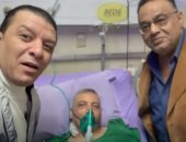 مصطفى كامل يزور منصور هندى: الحمد لله على نجاح العملية ربنا يتم شفاك