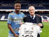 الريال ضد ريال بيتيس.. بيريز يحتفل بوصول فينسيوس إلى 150 فوزا مع الملكى