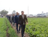 وزير الزراعة يقطع 2 كيلومتر سيرا على الأقدام لإنصاف مزارع في الفيوم 