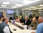 محافظ أسوان يتابع غلق صناديق الاقتراع وتأمين فرز الأصوات