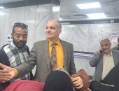 رئيس جامعة أسوان يطمئن على طالبة أصيبت فى حادث أثناء ذهابها للامتحان