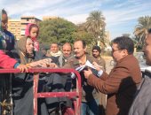 رئيس لجنة بالأقصر يخرج لمواطن على تروسيكل للتصويت فى انتخابات النواب.. صور