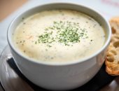 طريقة عمل شوربة البصل والجزر بالكريمة.. طبق شهى ودافئ للشتاء