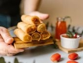 طريقة عمل لفائف البطاطس بالدجاج والخضار