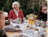 5 قواعد إتيكيت مهمة فى التجمعات العائلية.. بلاش أسئلة مثيرة للجدل