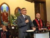 محافظ الجيزة يزور الكنيسة الإنجيلية للتهنئة بعيد الميلاد المجيد