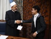 80 عاما وما زال قلبُه غضًّا كقلوب هؤلاء الأطفال.. شيخ الأزهر فى صور