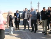 محافظ الوادي الجديد يتابع أعمال الإنشاءات بمركز إنتاج الحرير الطبيعي بالخارجة