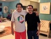 كزبرة يعلق على صورته برفقة الكينج محمد منير: بحبك حب مش عادى