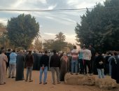 جربمة بشعة فى المنوفية.. عاطل يقتل زوجة والده ذبحا بسكين لخلافات بينهما.. المتهم: قتلتها بسبب معاملتها السيئة لى وأخويا ومش ندمان.. النيابة تقرر حبسه 4 أيام للتحقيق.. وأهالى قرية دمليج يشيعون جثمانها.. صور