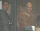 زيدان يواصل دعم نجله لوكا في مباراة الجزائر ضد الكونغو الديمقراطية.. صور