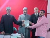 أوقاف سوهاج تتسلم كتب مجانية لمراكز إعداد محفظى القرآن الكريم