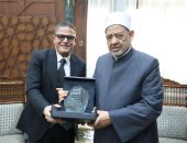 عبد الفتاح عبد المنعم يهدى شيخ الأزهر درع «اليوم السابع» ويهنئه بعيد ميلاده