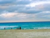 شواطئ مرسى مطروح تزداد جمالاً فى الشتاء.. الهدوء وسحر الطبيعة وألوان البحر والمياه النقية والرمال البيضاء تخطف القلوب.. والغيوم وتقلبات الطقس تصنع أجواء خلابة.. صور