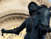 رجل يسرق سيف تمثال جان دارك فى باريس.. اعرف القصة