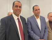 فولة واتقسمت نصين.. نائب يصطحب شقيقه التوأم أثناء استخراج كارنيه العضوية