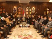 محافظ الشرقية ومدير الأمن يهنئان الأقباط بمطرانية الزقازيق بعيد الميلاد.. فيديو