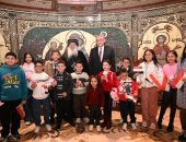 محافظ الغربية يزور كنائس طنطا ويُسعد الأطفال بهدايا الرئيس.. صور