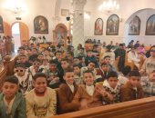 أطفال الأقصر يحتفلون بعيد الميلاد فى الكنائس بالقرى والنجوع.. صور