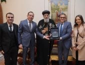 اليوم السابع يهنئ البابا تواضروس بعيد الميلاد ويهديه درعا لجهوده الوطنية
