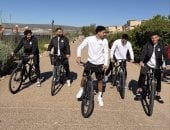 لاعبو منتخب مصر في جولة ترفيهية بالدراجات لكسر ضغوط ربع النهائي