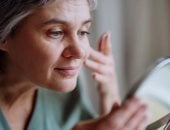 8 حيل احترفية تمنع تكتل المكياج على البشرة بعد سن الأربعين