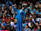 المشجع التمثال يثير الدهشة فى كأس أمم أفريقيا.. لماذا يقلد لومومبا؟